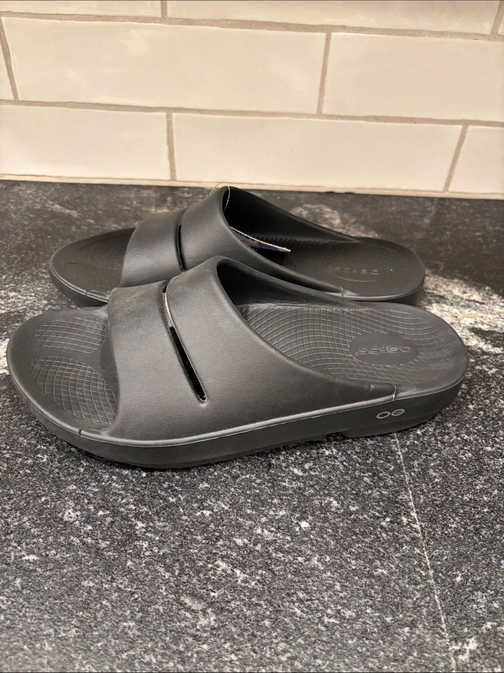 OOFOS Men’s Slide Sandals – Black – Size M9 / W11 / EU 42 - NEW